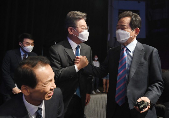 더불어민주당 이재명(가운데)-정세균 대선 경선 예비후보가 3일 오후 서울 여의도 KBS에서 열린 첫 합동 토론회에 참석, 인사하고 있다. 연합뉴스